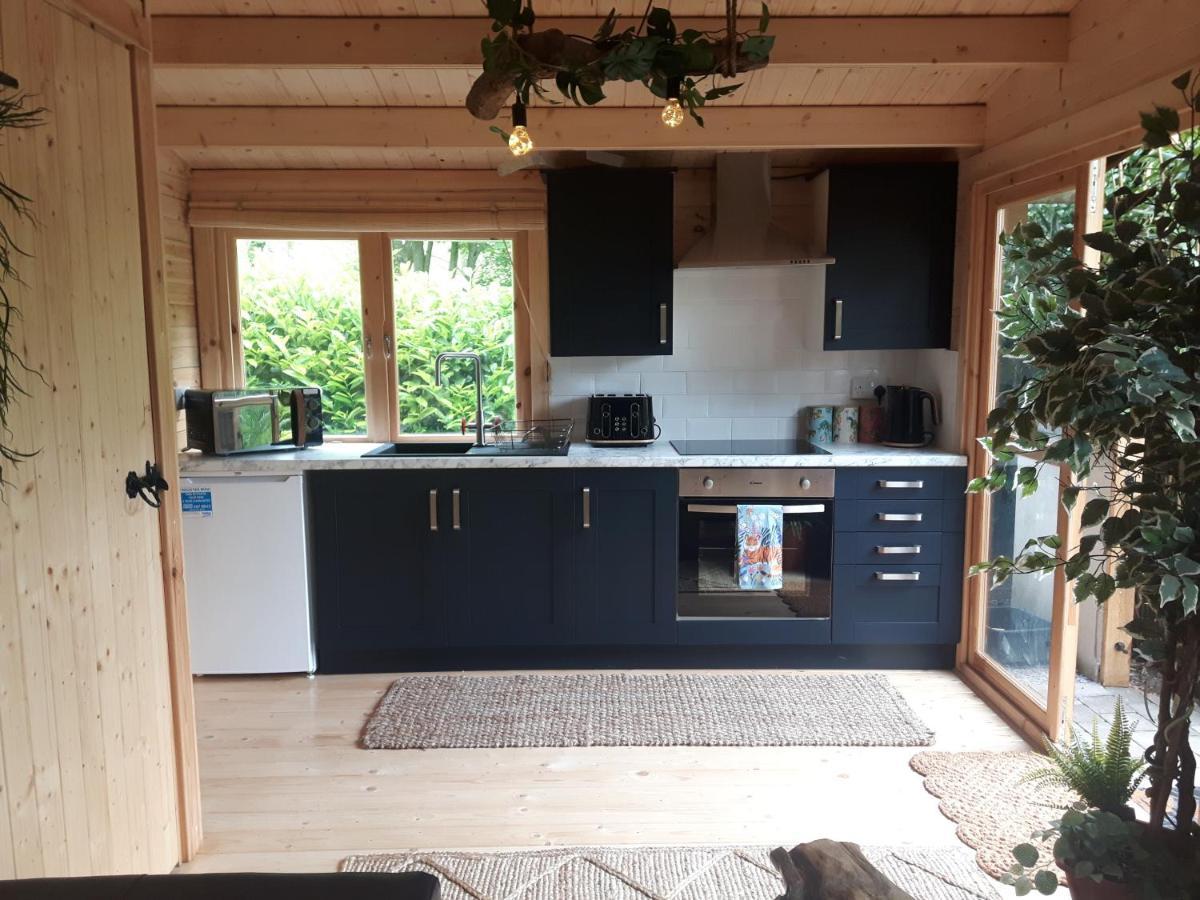 Cabin Set In A Beautiful Romantic Tropical Garden Sutton Coldfield Exterior photo