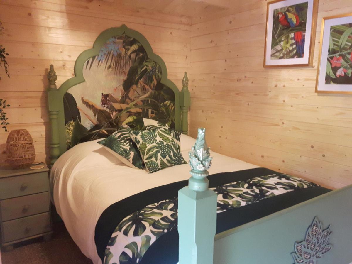 Cabin Set In A Beautiful Romantic Tropical Garden Sutton Coldfield Exterior photo