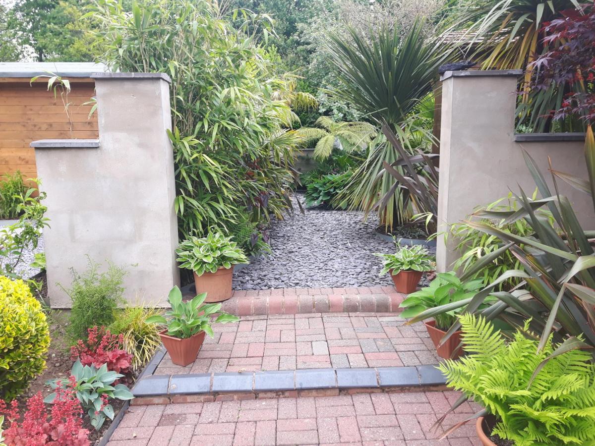 Cabin Set In A Beautiful Romantic Tropical Garden Sutton Coldfield Exterior photo