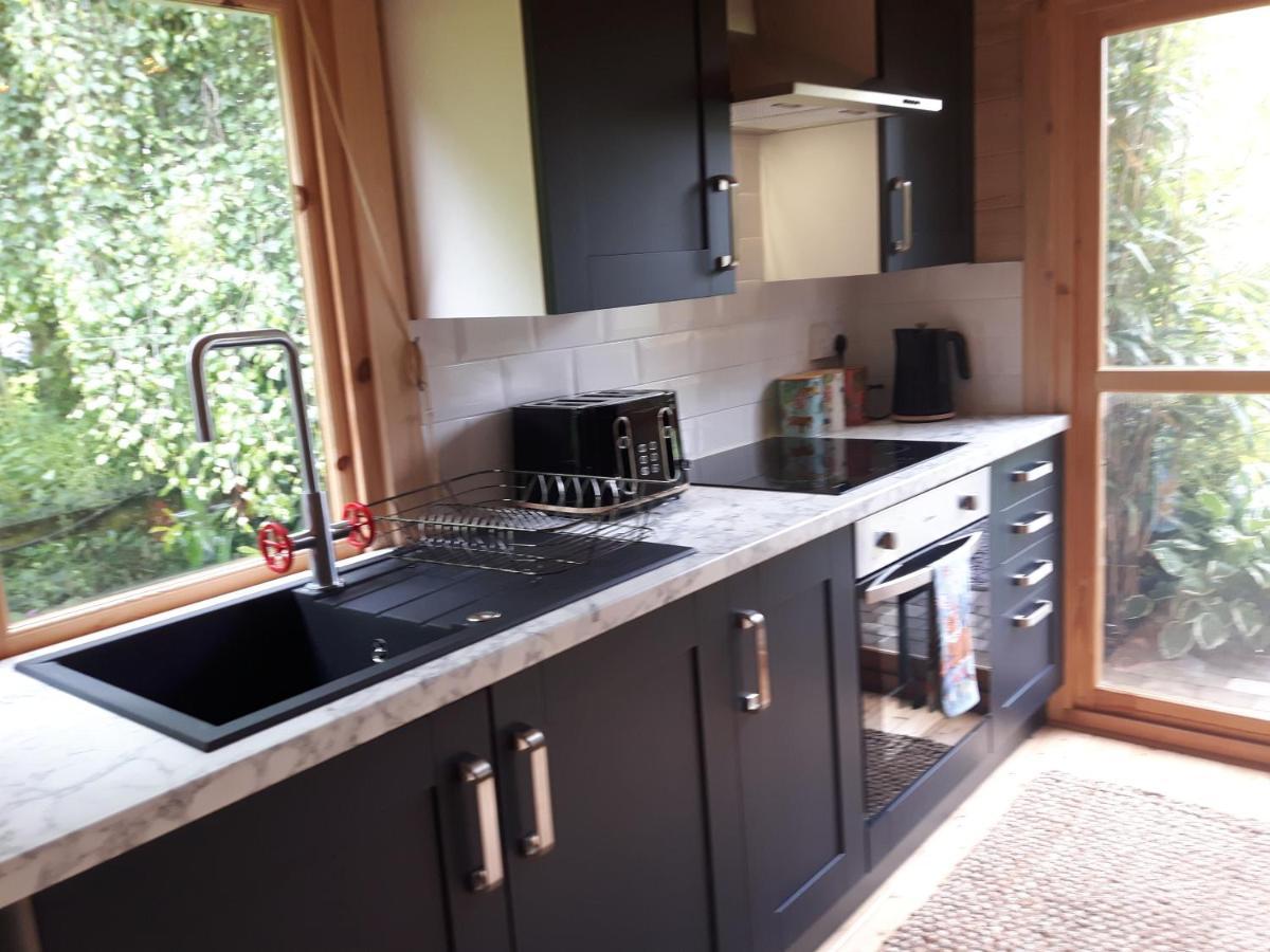 Cabin Set In A Beautiful Romantic Tropical Garden Sutton Coldfield Exterior photo